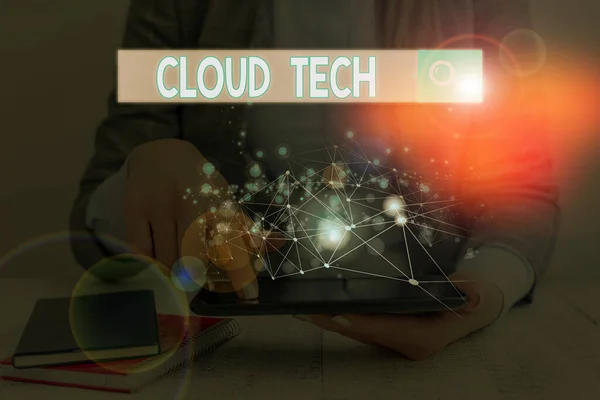 Escritura de palabras Cloud Tech. Concepto de negocio para almacenar y acceder a datos y programas a través de Internet . — Foto de Stock
