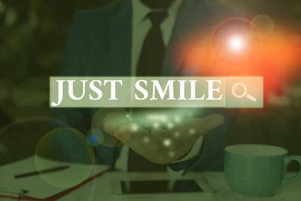 Sms 'je met Just Smile erop. Conceptuele foto veronderstellen een gezichtsuitdrukking die plezier of amusement aangeeft. — Stockfoto