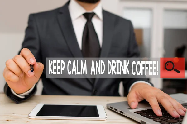 문자 표지판을 보면 차분 함을 유지하고 커피를 마시게 됩니다. 개념적 인 사진은 카페인 음료를 즐기고 편안 한 남성 옷을 입고 있는 것을 보여 주는 것을 권장 합니다.. — 스톡 사진