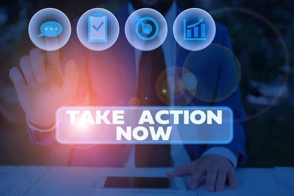 Take Action Now 'ı gösteren kavramsal el yazısı. İş fotoğrafı sergisi birilerinden iyi performans analizi yapmasını istiyor.. — Stok fotoğraf