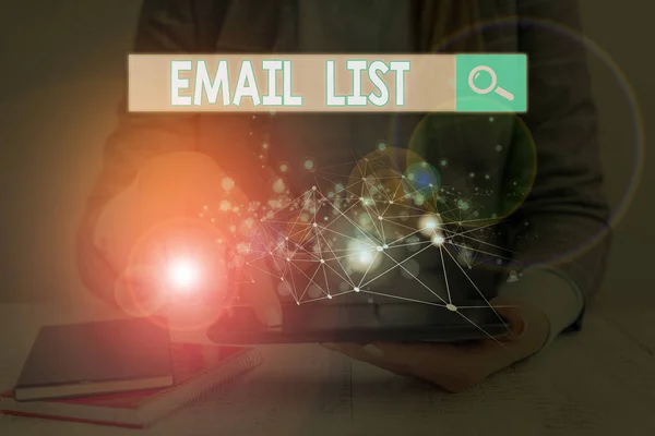 Kelime yazma E- posta Listesi. İnternet kullanıcılarına yaygın bilgi dağılımı için iş kavramı. — Stok fotoğraf