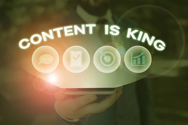 Texto de escritura de palabras El contenido es rey. Concepto de negocio para el contenido es el corazón de las estrategias de marketing actuales . — Foto de Stock