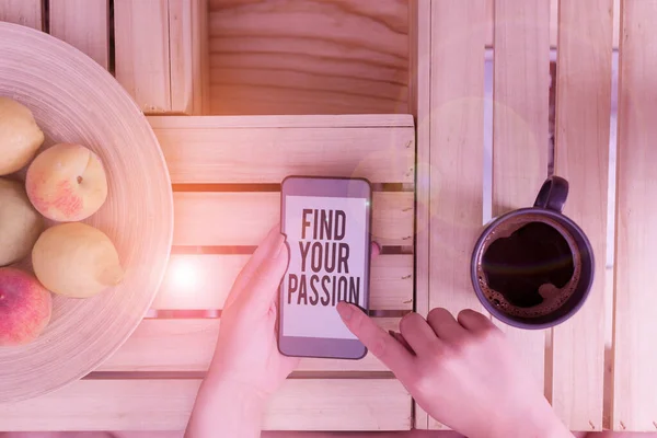 Schrijfbriefje met Find Your Passion. Zakelijke foto showcasing Seek Dreams Vind de beste baan of activiteit te doen wat je liefde vrouw met laptop smartphone en kantoorbenodigdheden technologie. — Stockfoto