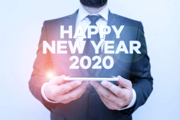 Signo de texto que muestra Feliz Año Nuevo 2020. Foto conceptual Saludo Celebración de vacaciones Fresh Start Mejores deseos Masculino desgaste humano traje de trabajo formal mantenga inteligente teléfono inteligente de alta tecnología uso de las manos . — Foto de Stock