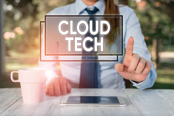 Znak tekstowy pokazujący Cloud Tech. Koncepcyjne przechowywanie zdjęć i dostęp do danych i programów przez Internet Kobieta biznesu siedzi przy stole i trzyma telefon komórkowy. — Zdjęcie stockowe