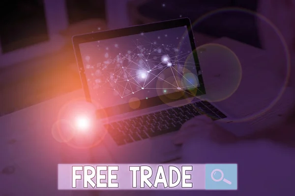Tekstbord met vrijhandel. Conceptuele foto internationale handel links naar zijn natuurlijke koers zonder tarieven. — Stockfoto
