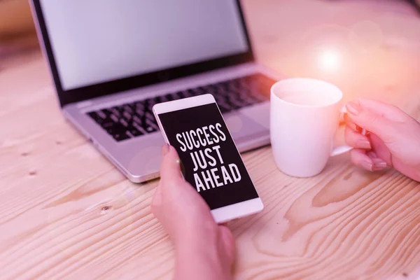 Schrijfbriefje met succes vlak voor ons. Zakelijke foto presentatie van een proces geen Event Envisioned Positive End Resultaat vrouw met laptop smartphone en kantoorbenodigdheden technologie. — Stockfoto