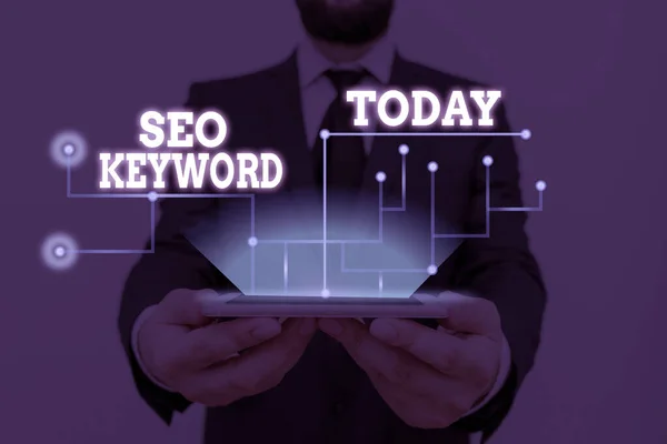 Konzeptionelle Handschrift mit seo keyword. Business-Foto-Text-Phrasen in Ihren Web-Inhalten, die Ihnen helfen, Ihre Website zu finden. — Stockfoto