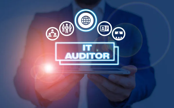 Schrijfbriefje met het auditor. Zakelijke foto presentatie waaruit blijkt geautoriseerd om de nauwkeurigheid van het systeem te beoordelen en te controleren. — Stockfoto