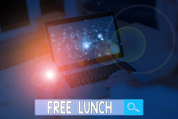 Текстовый знак с бесплатным обедом. Концептуальная фотография то, что вы получаете бесплатно, что вы обычно должны работать или платить за . — стоковое фото