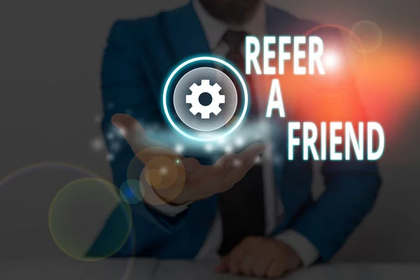 Tulisan tangan Refer A Friend. Konsep makna Rekomendasi Menunjuk seseorang yang memenuhi syarat untuk tugas . — Stok Foto