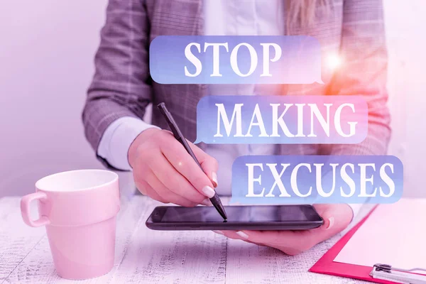 Escrevendo nota mostrando Stop Making Excuses. Foto de negócios mostrando Cessar Justificando sua Inação Quebre o conceito de Habit Business com celular na mão . — Fotografia de Stock