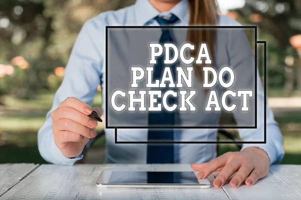 Πινακίδα κειμένου που δείχνει Pdca Plan Do Check Act. Εννοιολογική φωτογραφία Deming Wheel βελτιωμένη Διαδικασία στην επίλυση προβλημάτων Γυναίκα επιχειρηματίας κάθεται από το τραπέζι και κρατώντας το κινητό τηλέφωνο. — Φωτογραφία Αρχείου