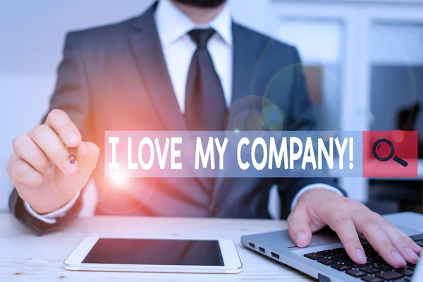 Sinal de texto mostrando I Love My Company. Foto conceitual dizer por que admirar o seu trabalho e local de trabalho masculino desgaste humano roupas formais presente apresentação use oi tech smartphone . — Fotografia de Stock