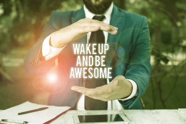 Концептуальне письмо, що показує Прокидайся і будь приголомшливим. Business photo демонструє Rise up and Shine Start the day Right and Bright Man перед столом. Мобільний телефон і нотатки на столі. — стокове фото