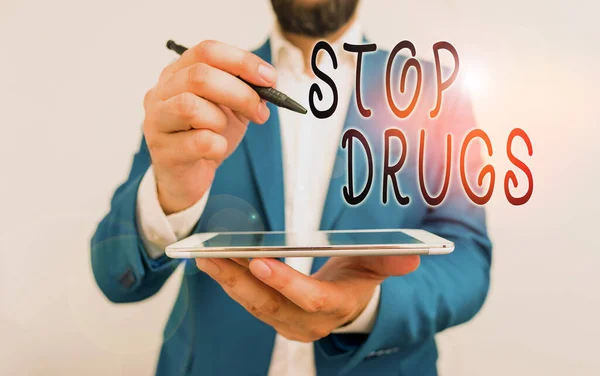 Manuscrito texto Stop Drugs. Conceito significado colocar um fim na dependência de substâncias como a heroína ou cocaína Empresário apontando com caneta em espaço vazio . — Fotografia de Stock