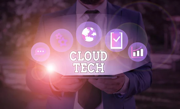 Escritura de palabras Cloud Tech. Concepto de negocio para almacenar y acceder a datos y programas a través de Internet . — Foto de Stock