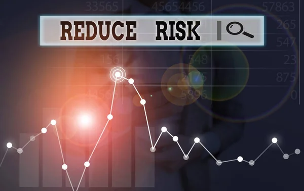 Handschrift tekst schrijven Verminder risico. Concept betekent het verminderen van de potentiële schade die kan worden veroorzaakt door een gevaar. — Stockfoto