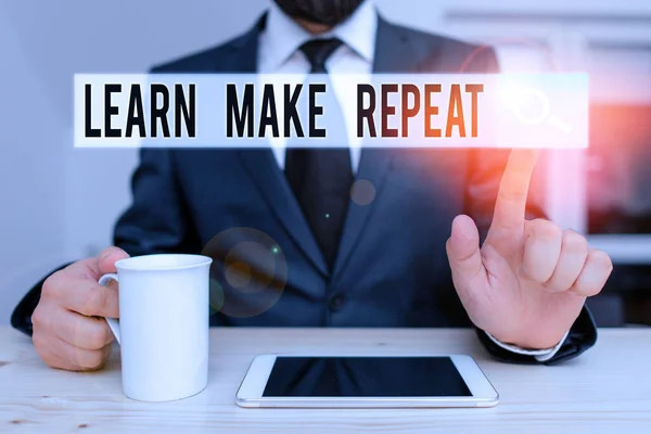 Signo de texto que muestra Learn Make Repeat. Foto conceptual Una vez que lo hagas, será fácil aprender rápido corregir errores Ropa humana masculina ropa formal presentar uso de la presentación teléfono inteligente de alta tecnología . —  Fotos de Stock