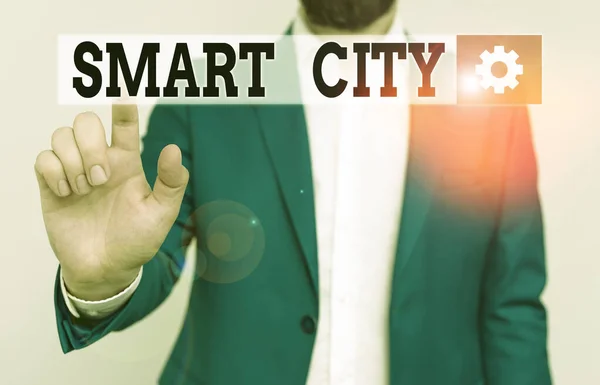 Manuscrito de texto Smart City. Conceito que significa área urbana que usa internet eletrônica diferente de coisas Empresário em suite azul e camisa branca apontando com o dedo no espaço vazio . — Fotografia de Stock