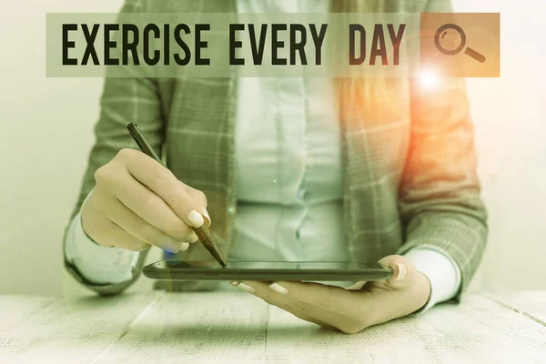 Εγγραφή σημείωμα που δείχνει την άσκηση κάθε μέρα. Business photo showcasing move body energetically to get fit and healthy Επιχειρηματίας κάθεται με το κινητό τηλέφωνο και στυλό στο χέρι. — Φωτογραφία Αρχείου