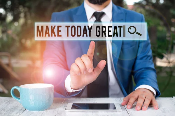Написание почерка Make Today Great. Концепция означает мотивацию к хорошему дню Вдохновение Позитивность Счастье Бизнесмен с указательным пальцем перед ним . — стоковое фото
