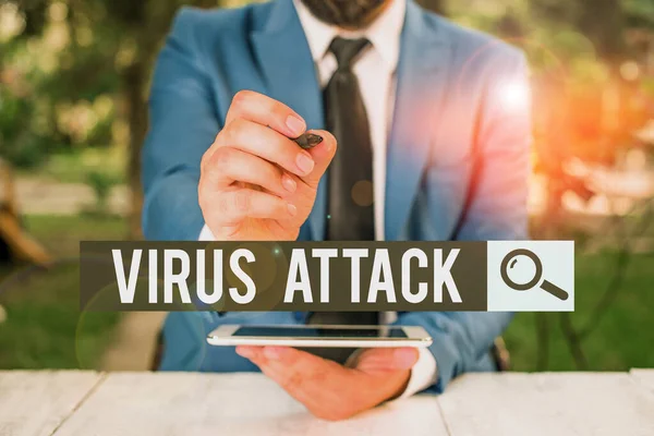 Texto manuscrito Virus Attack. Concepto que significa programa malicioso que realiza acciones no autorizadas por el usuario Businessman apuntando con pluma en espacio de copia vacío . — Foto de Stock