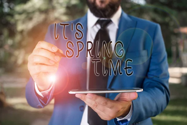 Scrivere nota che mostra S Spring Time. Business photo showcase Stagione Dopo l'inverno Bloosoming of Flowers Transformation Businessman in blue suite stand con cellulare in mano . — Foto Stock