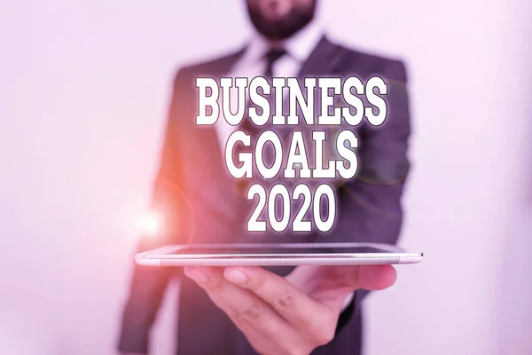 Слова написания текста Business Goals 2020. Бизнес-концепция передовых возможностей Своевременные ожидания Цели Мужская одежда формальный рабочий костюм провести умный высокотехнологичный смартфон использовать одну руку . — стоковое фото