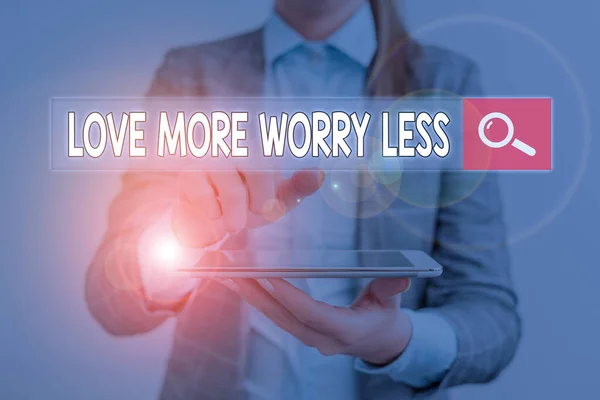 Texto de escritura Love More Worry Less. Concepto significado Tener una buena actitud motivación ser adorable disfrutar de la vida . — Foto de Stock