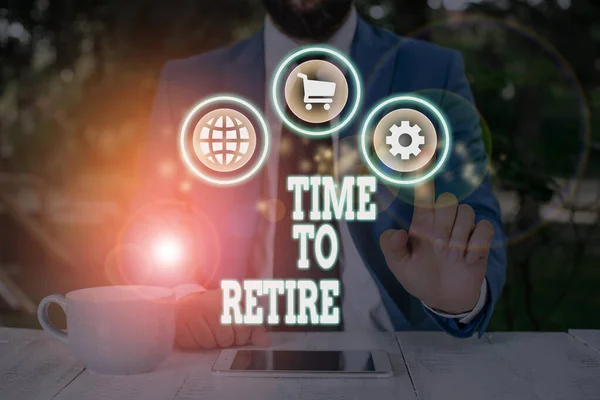 Pisanie odręcznego tekstu Czas przejść na emeryturę. Koncepcja oznaczająca Weź status emeryta przestań pracować w starszym wieku wystarczająco. — Zdjęcie stockowe