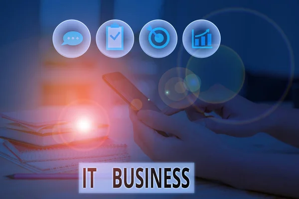 Texto de escrita de palavras It Business. Conceito de negócio para organização usa tecnologia da informação para alcançar objetivos . — Fotografia de Stock