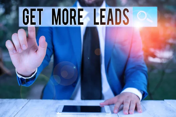 Escrita conceitual mostrando Get More Leads. Exibição de fotos de negócios Procure novos clientes seguidores Estratégia de marketing Empresário com dedo apontador na frente dele . — Fotografia de Stock