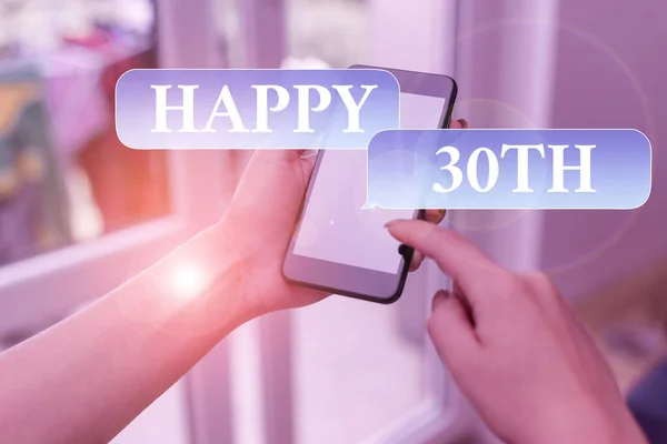 Znak tekstowy pokazujący szczęśliwą trzydziestkę. Zdjęcie koncepcyjne to radosna okazja do uczczenia 30-letniej kobiety korzystającej z biura smartfona, która dostarcza urządzenia technologiczne wewnątrz domu.. — Zdjęcie stockowe