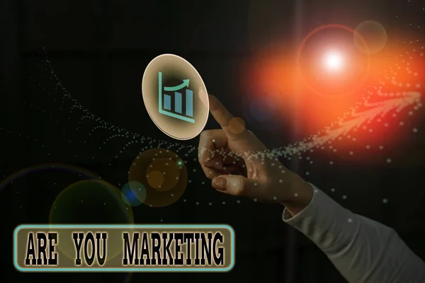 Sinal de texto mostrando Are You Marketing. Foto conceitual Ações para promover o produto da marca Vendas no mercado . — Fotografia de Stock