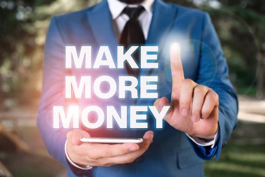 Kavramsal el yazısı daha fazla para kazandığını gösteriyor. İş fotoğraflarının gösterilmesi gelir gelirlerinizi artırır Hırslı bir iş adamı önünde parmağını göstererek daha çok çalışır..
