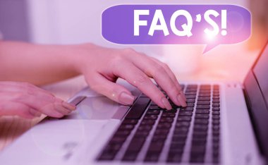 Faq 'ı gösteren mesaj işareti. Kavramsal fotoğraf belirli bir konu ile ilgili soru ve cevapların bir listesi.