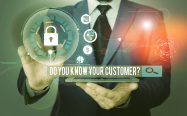 Müşteri Sorunu 'nu Tanıyor musun? diye el yazısı. Konsept, hizmetin ilgili bilgilerle müşterileri tanımlaması demektir Resim fotoğraf sistemi şeması modern teknoloji akıllı aygıtı.