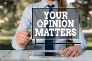 Düşünce Meselelerinizi gösteren metin işareti. Masanın başında oturan ve elinde cep telefonu tutan kadın iş adamını iyileştirmek için değerli bir girdi sağlamak için söylediğiniz kavramsal fotoğraf.