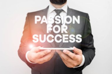 Başarı Tutkusunu gösteren metin işareti. Kavramsal fotoğraf Hevesli Motivasyon Motivasyon Ruh Etiği Erkek İnsan resmi iş elbisesi giy Akıllı yüksek teknoloji akıllı telefon kullan.