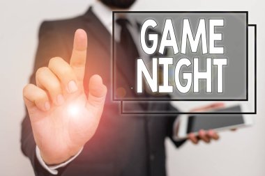 Oyun Gecesi 'ni gösteren kavramsal el yazısı. İş fotoğraflarında milletin sevişmek için bir araya geldiği bir etkinlik. Erkek insan resmi iş kıyafeti giyer. Akıllı telefon kullan..