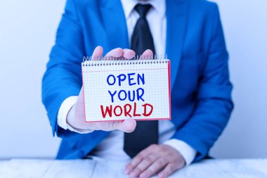 Dünyanı Aç 'ı gösteren kavramsal el yazısı. İş fotoğrafı metni. Olumsuzluklardan zihninizi ve zihniyetinizi genişletin. Önünde kopyalama alanı olan boş bir kağıt tutar..