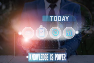 Bilgi güç gösterilen Not yazma. Deneyim ve eğitim edinilen becerileri vitrine iş fotoğraf.