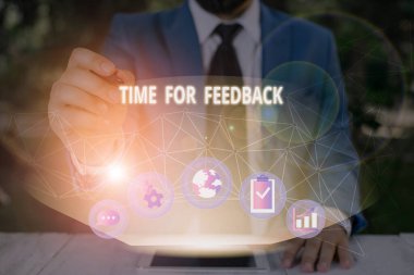 Word metin zamanlı geribildirim için yazma. Yanıt ya da vermek eleştirmeni bir konuda değerlendirme ihtiyacı için iş kavramı.