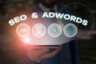 Word metin yazma Seo ve Adwords. Dijital Google Adsense pazarlama tıklama başına ödeme için iş kavramı.