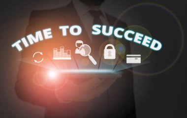 Başarı Zamanı 'nı gösteren not yazılıyor. Thriumph Fırsatı 'nı gösteren iş fotoğrafı Başarı Hedeflerinize Ulaşın.