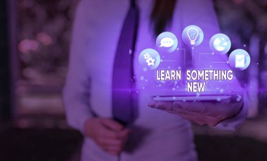 Yeni Bir Şey Öğren 'i gösteren bir not yazıyorum. İş fotoğrafı sergisi yeni konu etkinliği bilgisi ya da spor öğretildi.