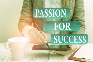 Başarı Tutkusu 'nu gösteren bir not yazıyorum. İş fotoğrafı gösterimi coşkulu motivasyon motivasyon ruhsal etik iş konsepti elinde cep telefonu ile.