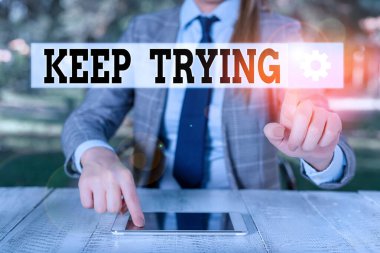 El yazısı yazmaya devam et. Kavram demek, bir şeyler yapmaya devam etmek ya da tekrar tekrar bir şeyler yapmak demektir. Kadın iş adamı cep telefonuyla masada oturuyor..