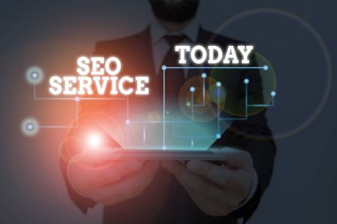 Seo Servisini gösteren kavramsal el yazısı. Web sitesinin görünürlüğünü artırmak için teknik ve prosedürlerin iş metni.